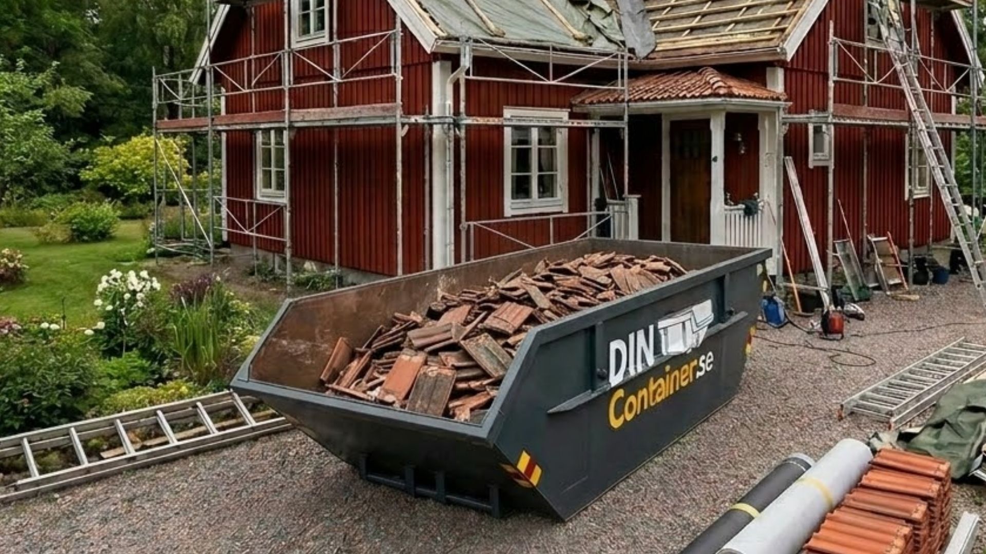 Container vid takrenovering där takfirma river takpannor och samlar avfall
